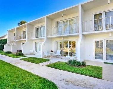 881 Ocean Dr - Photo Thumbnail 5