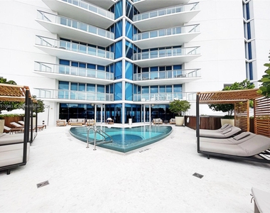 17001 Collins Ave - Photo Thumbnail 0