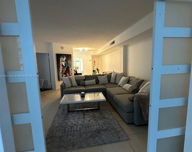 825 Brickell Bay Dr - Photo Thumbnail 5