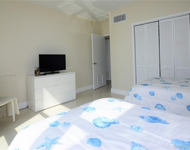 10275 Collins Ave - Photo Thumbnail 15