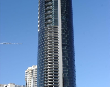 18555 Collins Ave - Photo Thumbnail 2