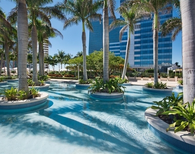 1425 Brickell Ave - Photo Thumbnail 3