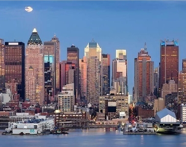 642 Tenth Ave - Photo Thumbnail 3