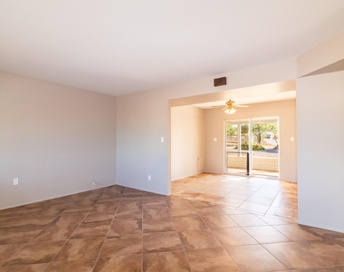 2145 W Paseo Redondo - Photo Thumbnail 10