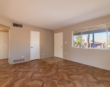 2145 W Paseo Redondo - Photo Thumbnail 12