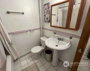 4235 Brooklyn Avenue Ne - Photo Thumbnail 9