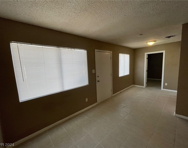 2516 E Mesquite Avenue - Photo Thumbnail 1