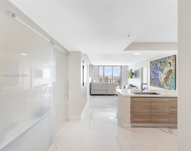 300 Sunny Isles - Photo Thumbnail 2