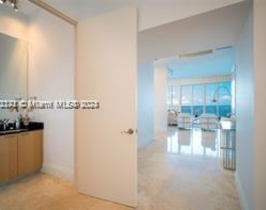 16001 Collins Ave - Photo Thumbnail 4