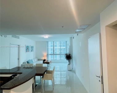 300 S Biscayne Blvd - Photo Thumbnail 2