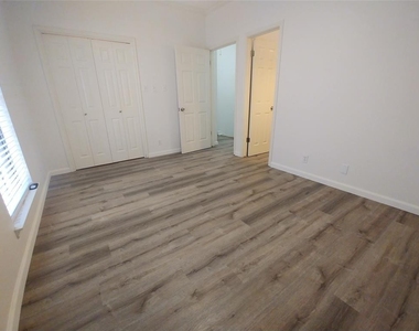 1307  Kinney Ave - Photo Thumbnail 12