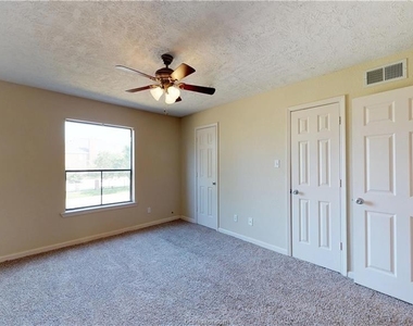 904 University Oaks Boulevard - Photo Thumbnail 13