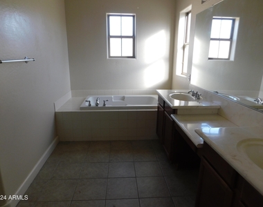 15385 W Dreyfus Street - Photo Thumbnail 7