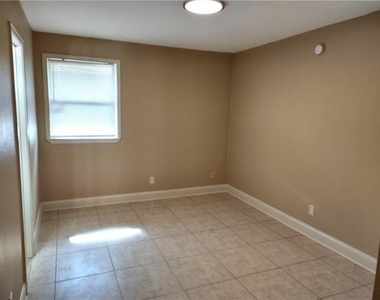 3611 Arizona Avenue - Photo Thumbnail 7