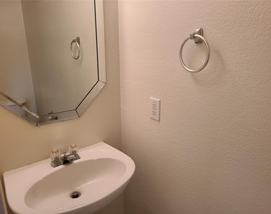 8036 Southern Pine Way - Photo Thumbnail 7