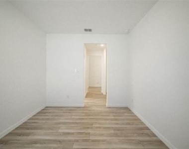 1409 Ross Avenue - Photo Thumbnail 8