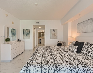 16699 Collins Ave - Photo Thumbnail 12