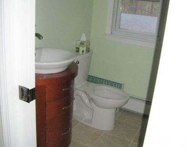 225 Woodlawn Avenue - Photo Thumbnail 9