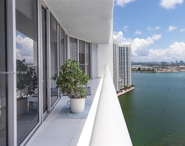 465 Brickell Ave - Photo Thumbnail 0