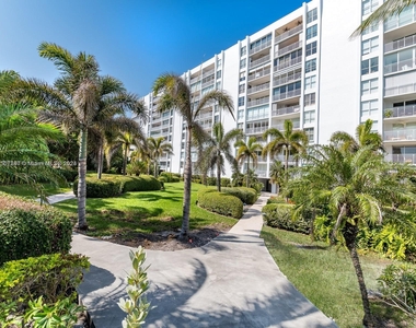 609 Ocean Dr - Photo Thumbnail 16