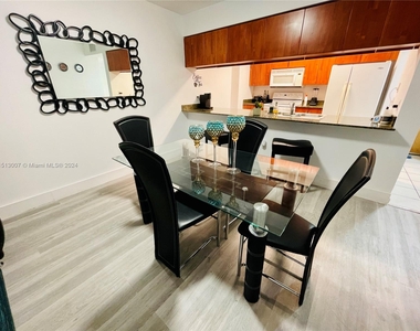 1200 Brickell Bay Dr - Photo Thumbnail 2