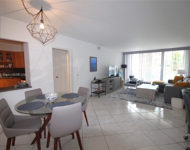 5151 Collins Ave - Photo Thumbnail 4