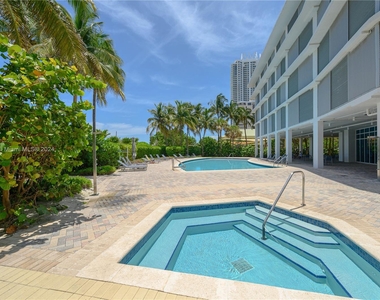 6515 Collins Ave - Photo Thumbnail 15