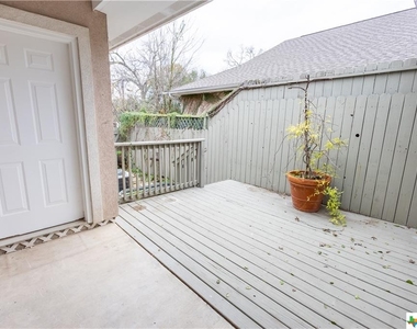 605 Burleson Street - Photo Thumbnail 6