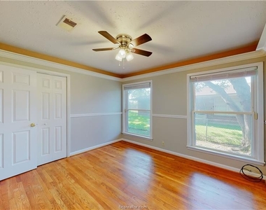 2104 Elmwood - Photo Thumbnail 17