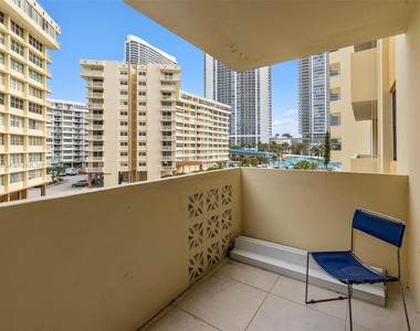 1833 S Ocean Dr - Photo Thumbnail 4