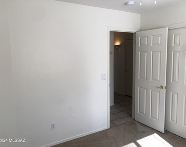 6039 N Panorama Park Drive - Photo Thumbnail 16