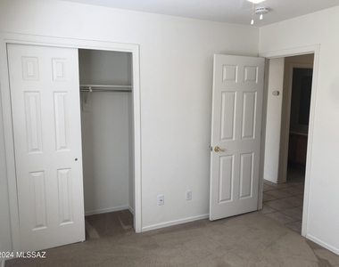 6039 N Panorama Park Drive - Photo Thumbnail 14