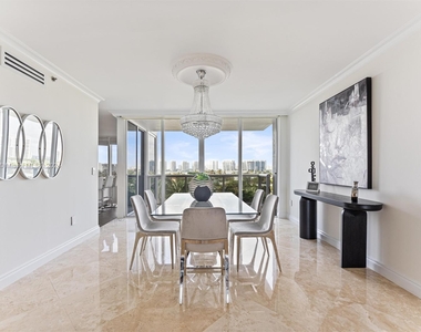 18911 Collins Ave - Photo Thumbnail 2