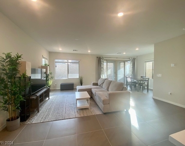 11567 Desert Hollow Avenue - Photo Thumbnail 14