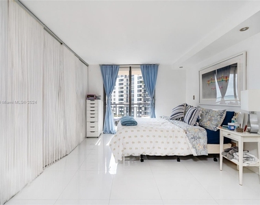 540 Brickell Key Dr - Photo Thumbnail 16