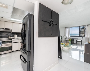 540 Brickell Key Dr - Photo Thumbnail 12