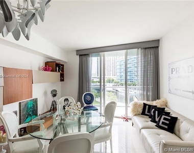 465 Brickell Ave - Photo Thumbnail 1