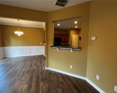 5810 Bentley Way - Photo Thumbnail 6