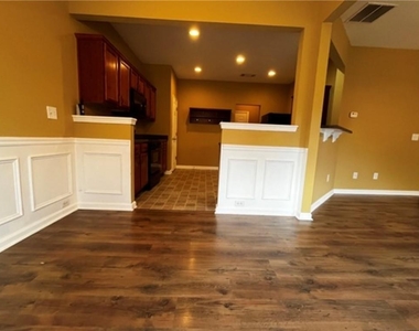 5810 Bentley Way - Photo Thumbnail 5