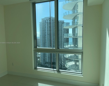 300 S Biscayne Blvd - Photo Thumbnail 11