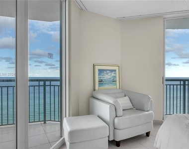 17375 Collins Ave - Photo Thumbnail 2