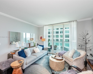 950 Brickell Bay Dr - Photo Thumbnail 4