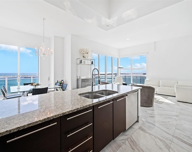 950 Brickell Bay Dr - Photo Thumbnail 6