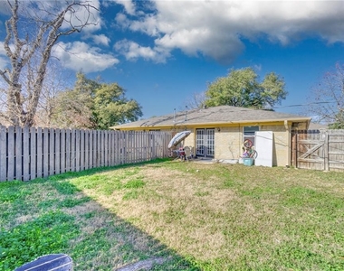 702 Llano Place - Photo Thumbnail 9