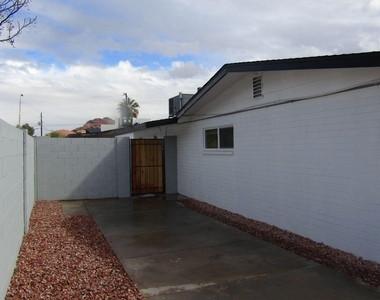 4912 E Holly Street - Photo Thumbnail 2