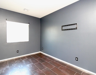 3208 N Pleasant View Lane - Photo Thumbnail 2