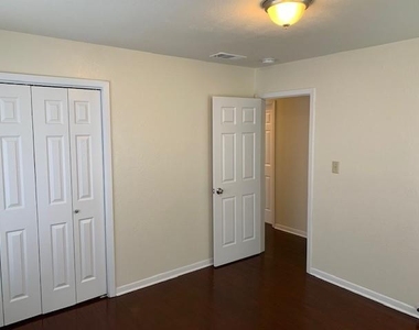 5637 Ramey Avenue - Photo Thumbnail 12