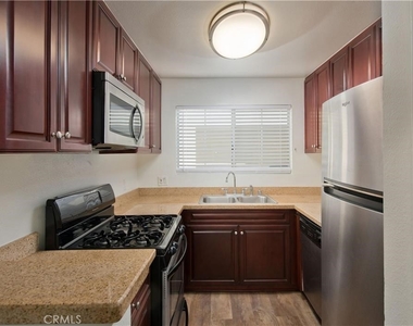 5530 Owensmouth Avenue - Photo Thumbnail 7