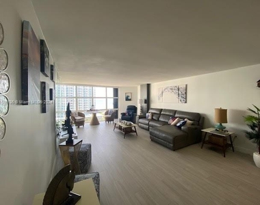 6423 Collins Ave - Photo Thumbnail 4