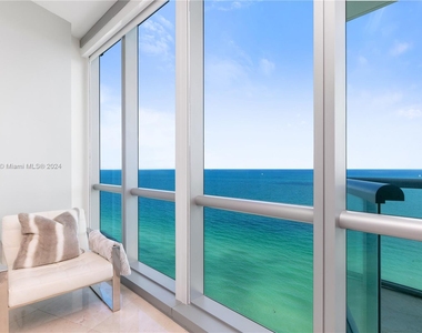 17121 Collins Ave - Photo Thumbnail 4